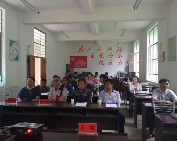 市中医医院领导深入挂钩扶贫村开展学习教育活动(图1) 市中医医院领导深入挂钩扶贫村开展学习教育活动(图1)