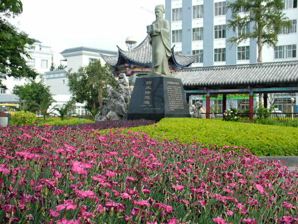 药王孙思邈雕像(图1)