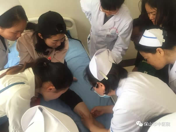 美小护以身试针助力新技术“腕踝针”示教培训(图5) 美小护以身试针助力新技术“腕踝针”示教培训(图5)