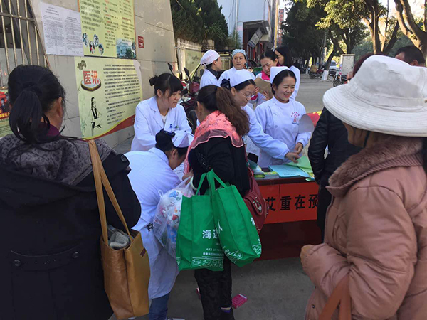 携手抗艾,重在预防——保山市中医医院开展防治艾滋病宣传活动(图1) 携手抗艾,重在预防——保山市中医医院开展防治艾滋病宣传活动(图1)