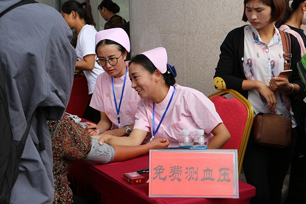 保山市中医医院积极助力中医中药中国行——中医药健康文化推进行动2018年云南省启动仪式(图2) 保山市中医医院积极助力中医中药中国行——中医药健康文化推进行动2018年云南省启动仪式(图2)