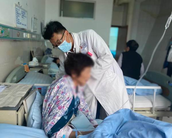 治疗椎体压缩骨折—保山市中医医成功开展西南地区第一台SPKP手术(图2) 治疗椎体压缩骨折—保山市中医医成功开展西南地区第一台SPKP手术(图2)