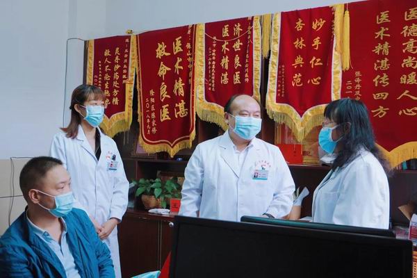 致敬医师!保山市中医医院开展医师节慰问活动(图1) 致敬医师!保山市中医医院开展医师节慰问活动(图1)