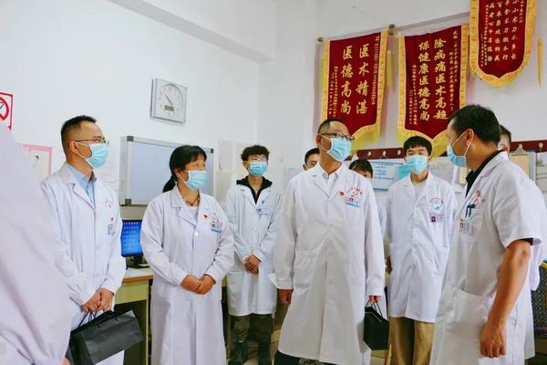 致敬医师!保山市中医医院开展医师节慰问活动(图2) 致敬医师!保山市中医医院开展医师节慰问活动(图2)