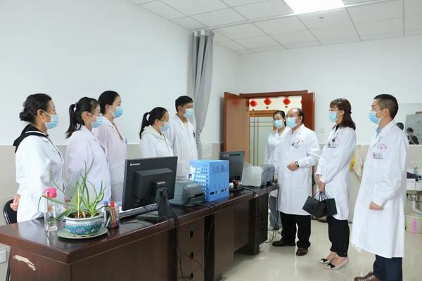 致敬医师!保山市中医医院开展医师节慰问活动(图3) 致敬医师!保山市中医医院开展医师节慰问活动(图3)