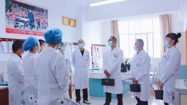 致敬医师!保山市中医医院开展医师节慰问活动(图4) 致敬医师!保山市中医医院开展医师节慰问活动(图4)