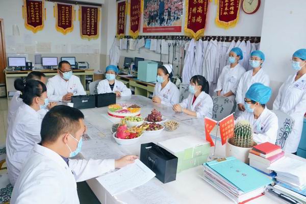 致敬医师!保山市中医医院开展医师节慰问活动(图5) 致敬医师!保山市中医医院开展医师节慰问活动(图5)