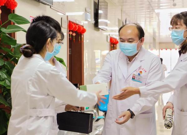 致敬医师!保山市中医医院开展医师节慰问活动(图6) 致敬医师!保山市中医医院开展医师节慰问活动(图6)