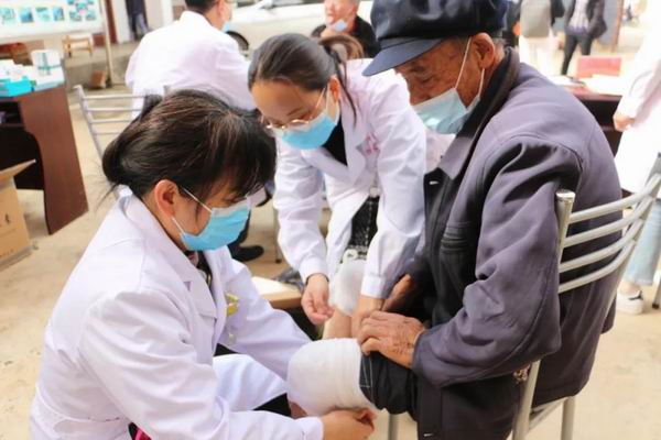 保山市中医医院“我为群众办实事”义诊服务活动第四站走进瓦渡乡垭口村(图4)