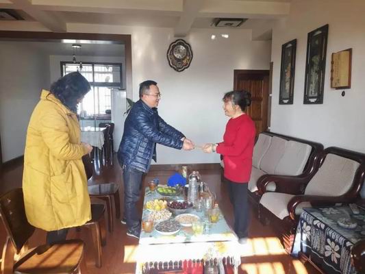 情系退休老同志 春节慰问暖人心(图2) 情系退休老同志 春节慰问暖人心(图2)