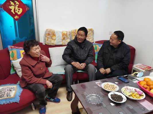 情系退休老同志 春节慰问暖人心(图1) 情系退休老同志 春节慰问暖人心(图1)
