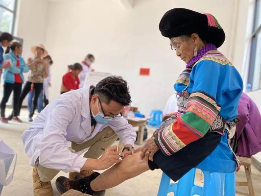 民族团结一家亲，义诊活动暖人心(图2)