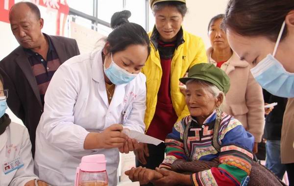 民族团结一家亲，义诊活动暖人心(图3)