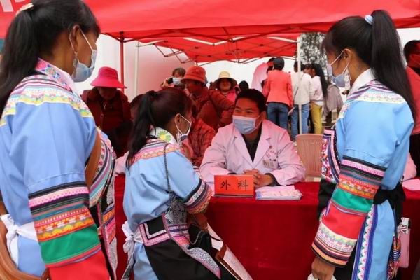 义诊·瓦房乡║用医者仁心浇灌民族团结之花(图1)