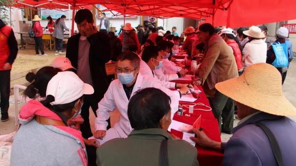 义诊·瓦房乡║用医者仁心浇灌民族团结之花(图2)